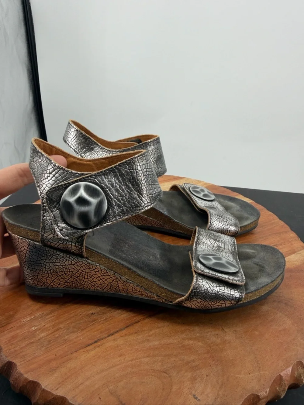 Taos Carousel 2‎ wedge sandals silver crackle leather medallion studs 39 8-8.5